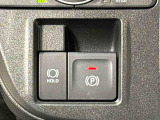 指先だけで簡単に操作が可能な電動パーキングブレーキを採用。「HOLD」スイッチを押すと、渋滞や信号待ちなどでブレーキペダルから足を離しても、ブレーキを保持するので安心です