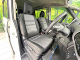 運転席まわりには十分なスペースがあり、大柄な方でもゆったり運転していただける環境です。