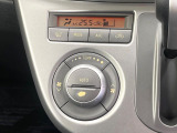 【オートエアコン】一度お好みの温度に設定すれば、車内の温度を検知し風量や温度を自動で調整。暑い…寒い…と何度もスイッチ操作をする必要はありません。快適な車内空間には必須の機能ですね♪