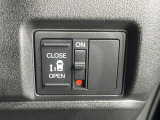 【パワースライドドア】スマートキーや運転席のスイッチでスライドドアの開閉が可能♪電動だから力を入れてドアを開ける必要が無く、小さいお子様でも、重い荷物を持っている時もラクに開け閉めできます♪