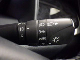 【オートライト】車外の明るさに応じて、自動的にライトの点灯・消灯をしてくれます。