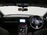 シンプルながら機能性あふれる運転席廻りです。視界性もよく、運転しやすいですよ。