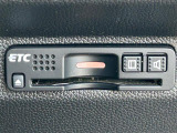 【ETC】有料道路を利用する際に料金所で停止することなく通過できる、ETC車載器(ノンストップ自動料金収受システム機器)が装備されています。セットアップを行うことで利用可能になります。