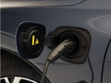 専用コードを接続するだけで簡単に充電が行えます。プラグインハイブリッドモデルRecharge PHEV T6 AWDは、走行中の充電のほか、自宅などに設置された充電機器からの充電が可能です。
