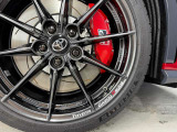 ミシュラン Pilot Sport Cup 2(225/40ZR18)。サーキット走行レベルのグリップと、公道での耐久性のあるバランスを実現