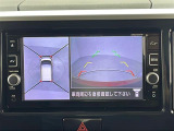 【アラウンドビューモニター】まるでクルマを真上から見下ろしたかのような視点で駐車をサポートします!クルマの斜め後ろや真横など、前後左右の4つのカメラの映像が合成されて、モニターに映し出されます。