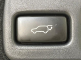【パワーバックドア】スマートキーや運転席のボタンを押すだけでリアゲートが自動で開閉します!荷物を持っている時や、高い位置にあるバックドアを閉める際に便利な機能です♪