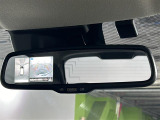 【全方位モニター】まるでクルマを真上から見下ろしたかのような視点で駐車をサポートします!クルマの斜め後ろや真横など、前後左右の4つのカメラの映像が合成されて、モニターに映し出されます。