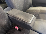 【アームレスト】運転中の身体の負担を軽減してくれるアームレストを装備♪