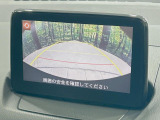 【バックカメラ】駐車時に後方がリアルタイム映像で確認できます。大型商業施設や立体駐車場での駐車時や、夜間のバック時に大活躍!運転スキルに関わらず、今や必須となった装備のひとつです!