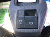 運転中も見やすいセンターメーター。