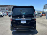 デュアルバックドアは、半分だけバックドアを開けることができるので、狭いスペースでも楽々荷物を積んだり出したりすることができます!