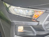 【LEDヘッドライト】悪天候や夜間走行時も良好な視界を確保し安心して運転できる高輝度LEDヘッドライトを装備!点灯速度が早く、消費電力も抑えられています。