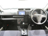 使いやすく運転しやすいレイアウトの運転席回り。