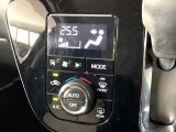 【オートエアコン】一度お好みの温度に設定すれば、車内の温度を検知し風量や温度を自動で調整。暑い…寒い…と何度もスイッチ操作をする必要はありません。快適な車内空間には必須の機能ですね♪