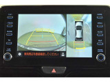パノラミックビューモニター付きです。車両を上から見たような映像をディスプレイオーディオ画面に表示。運転席からの目視だけでは見にくい、車両周辺の状況をリアルタイムでしっかり確認できます。