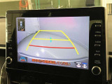 車庫入れなど後進運転時に死角をモニターで確認ができて安全です♪ ステアリング操作の参考になるガイド線も表示しますので車庫入れがニガテな方も安心ですネ!