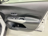 【運転席ドア】ボトルホルダーや収納ポケットが付いているので運転席周りもスッキリ保てます★