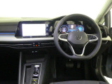 レザーステアリングにデジタルメーターです!車両情報、ナビをメーター画面内で確認できます)お客様の運転をサポートします!