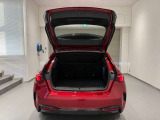 BMWではスペアタイヤが非搭載となるため、スペースは拡大されており、収納スペースとして利用可能。トランクの下にも収納スペースがあり、意外と役に立つスペースでございます。