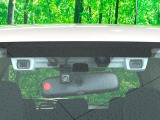 【アイサイト】前方の車両等を検知し、衝突しそうな時は警報で注意を促し、ブレーキを踏む力をサポート。ブレーキを踏めなかった場合は衝突被害軽減ブレーキが作動、衝突回避をサポートします。