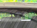 【シティブレーキアクティブシステム】低速走行中に前方の車両等を認識し、衝突しそうな時は警報とブレーキで衝突回避と被害軽減をアシスト。より安全にドライブをお楽しみいただけます。