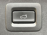【パワーバックドア】スマートキーや運転席のボタンを押すだけでリアゲートが自動で開閉します!荷物を持っている時や、高い位置にあるバックドアを閉める際に便利な機能です♪