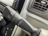 【オートワイパー(AUTO)】雨が降り出した時に、雨滴検出用センサー(レインセンサー)が雨滴を感知すると、自動でワイパーが動作します。