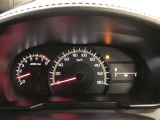 昼間でも見やすいオプティトロンメーターです。運転席前に配置し、フードを低く抑えることで運転中の視界の邪魔にならないので、視界も良好です!