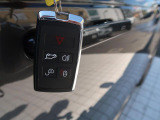 【キーレスエントリー】バッグやポケットからキーを取り出すことなく車にアクセスして、ロックとアラームを設定できます。 毎日の利便性をさらに高める機能です。