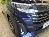 【LEDヘッドライト】悪天候や夜間走行時も良好な視界を確保し安心して運転できる高輝度LEDヘッドライトを装備!点灯速度が早く、消費電力も抑えられています。