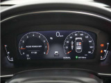 メーター左側にオーディオなどのインフォテインメント系、右側にHondaSENSINGやナビなど運転支援系の情報を表示。ステアリングスイッチの位置と連携させることで直感的な操作をサポートします。