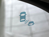 【ブラインドスポットインフォメーション】走行中、ドアミラーの死角になりやすい箇所に後続車が接近するとサイドミラー付近に警告を表示、ドライバーに注意喚起をしてくれます。