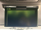 【フリップダウンモニター】大画面モニターで後席でもエンタメをお楽しみいただけます。小さなお子様にも大人気の装備です♪