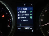 レーンディパーチャーアラートとは車線、又は走路からの逸脱の可能性を警告すると共に、車線、又は走路からの逸脱を避けるためのハンドル操作の一部を支援する機能です。詳細は販売店スタッフまでお尋ね下さい。