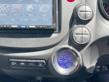 【オートエアコン】一度お好みの温度に設定すれば、車内の温度を検知し風量や温度を自動で調整。暑い…寒い…と何度もスイッチ操作をする必要はありません。快適な車内空間には必須の機能ですね♪