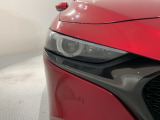 LEDヘッドライトは、点灯の瞬間から最大光量を発揮し、突然暗くなるトンネルなどでの安定感を高めます。