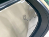 【ブラインドスポットモニター】走行中、ドアミラーの死角になりやすい箇所に後続車が接近するとサイドミラーのレンズに警告を表示!ドライバーに注意喚起をしてくれます。