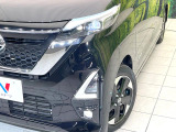【LEDヘッドライト】悪天候や夜間走行時も良好な視界を確保し安心して運転できる高輝度LEDヘッドライトを装備!点灯速度が早く、消費電力も抑えられています。