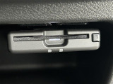 【ETC】有料道路を利用する際に料金所で停止することなく通過できる、ETC車載器(ノンストップ自動料金収受システム機器)が装備されています。セットアップを行うことで利用可能になります。