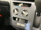 寒い冬も暑い夏も全席に快適な空調を届けてくれる、ダイヤル式エアコンを装備♪