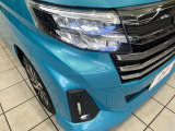 【LEDヘッドライト】悪天候や夜間走行時も良好な視界を確保し安心して運転できる高輝度LEDヘッドライトを装備!点灯速度が早く、消費電力も抑えられています。