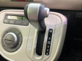 【オートエアコン】一度お好みの温度に設定すれば、車内の温度を検知し風量や温度を自動で調整。暑い…寒い…と何度もスイッチ操作をする必要はありません。快適な車内空間には必須の機能ですね♪