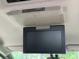 【フリップダウンモニター】大画面モニターで後席でもエンタメをお楽しみいただけます。小さなお子様にも大人気の装備です♪