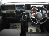 運転にかかわる様々な操作を安全に行えるように視点移動が少なく、操作性に配慮されたスイッチ類が凝縮されたコクピットです。