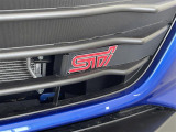 【STI(エアロ)】走行性能と快適性を両立した「強靭でしなやかな走り」を実現するスバルの純正エアロ(カスタマーパーツ)です。見た目も締まり、周りと一線を画す一台に仕上がっています。