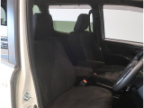 サイドからしっかりとホールドしてくれる運転席・助手席シートは、長時間の運転でも体のブレを軽減し疲れにくいシートです◎