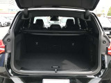 ☆BMWは大きな荷物を積む際、トランクから後席を倒していただくことが可能です。なのでわざわざ後席のドアを開けて後席を倒しに行く必要は御座いません☆