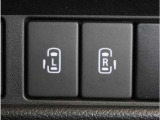 【両側電動スライドドア】ボタンを押すだけでスライドドアの開閉が可能。もちろんキーからの操作も可能。お子様を抱いている時・両手いっぱいの荷物を持っている時など非常に役立ちます。