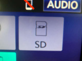 音楽SDカード入ります。